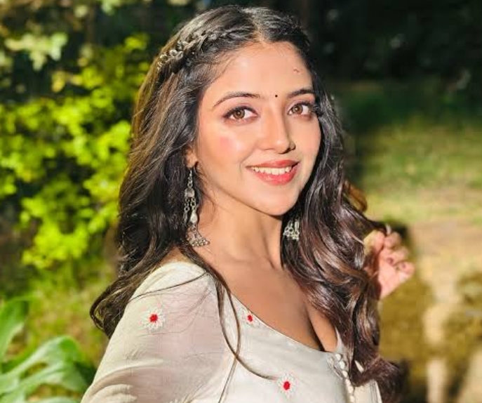 Khushi Dubey Biography